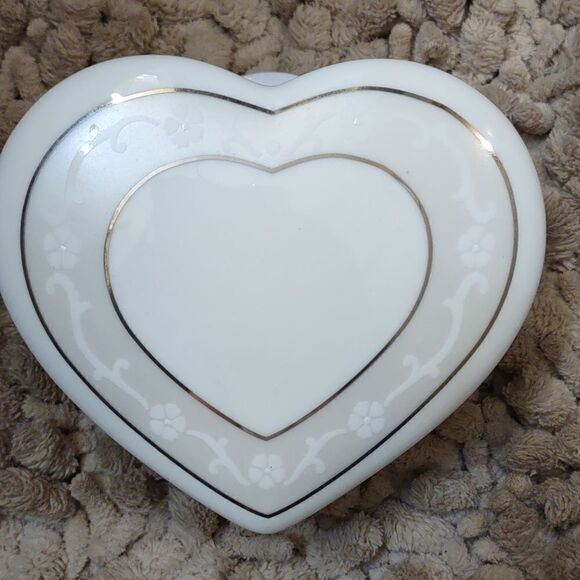 Wedgwood Icing Soft White Heart Ring Jewelry Trinket Box Silver Trim 4 1/2 x 4 - Picture 2 of 9